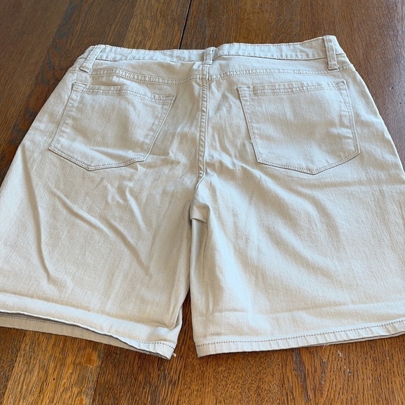 NEW Riders by Lee Midrise Short Casual Size 10.  Color is pure cashmere - Picture 4 of 9